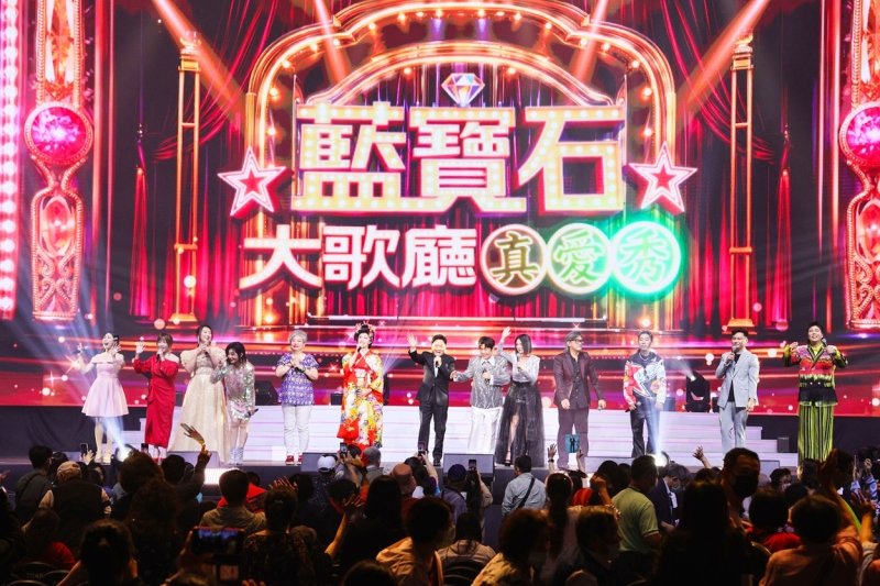 王彩樺跨界嘻哈！  合體小鮮肉Bu$Y熱唱洗腦神曲〈西岸小法咒〉 王瑞霞首登藍寶石舞台　母親節獻唱〈媽媽的願望〉感動落淚 藍寶石演唱會重現秀場說唱短劇   《大船入港》打造近三米高船頭場景 黃西田反串吧女、鳥來嬤出道60年巧扮資深媽媽桑、侯怡君和服驚豔全場
